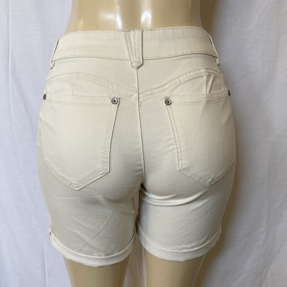 SALE!!! DEMOCRACY Jeans Women’s Tummy Control Size 4 Beige Shorts 7” Inseam NWOT - Picture 5 of 6